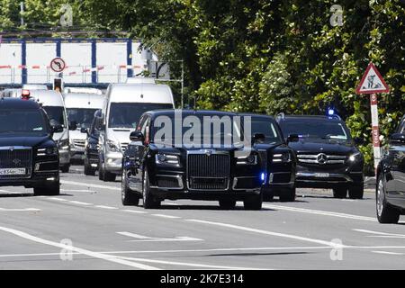 ©PHOTOPQR/LE DAUPHINE/Grégory YETCHMENIZA ; Genève ; 16/06/2021 ; Grégory YETCHMENIZA / LE DAUPHINE LIBERE / Photopqr GENEVE (HAUTE-SAVOIE) le 16 juin 2021 La rencontre entre les présidents russe et américain a débuté à la Villa la Grange. Vladimier Poutine s'est posé ce matin à Genève, il est arrivé en Premier à La Villa la Grange rejoint &à minutes plus tard part Joe Biden. Les genevois étaient présents aux abords du parcours pour immortalizer ce Moment exceptionnel. Sur notre photo : Passage du convoie de Vladimier Poutine. Präsident Joe Biden trifft sich mit Putin zu einem eintägigen Gipfel in Genev Stockfoto