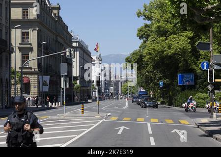 ©PHOTOPQR/LE DAUPHINE/Grégory YETCHMENIZA ; Genève ; 16/06/2021 ; Grégory YETCHMENIZA / LE DAUPHINE LIBERE / Photopqr GENEVE (HAUTE-SAVOIE) le 16 juin 2021 La rencontre entre les présidents russe et américain a débuté à la Villa la Grange. Vladimier Poutine s'est posé ce matin à Genève, il est arrivé en Premier à La Villa la Grange rejoint &à minutes plus tard part Joe Biden. Les genevois étaient présents aux abords du parcours pour immortalizer ce Moment exceptionnel. Präsident Joe Biden trifft sich am 16. Juni 2021 mit Putin zu einem eintägigen Gipfel in Genf Stockfoto