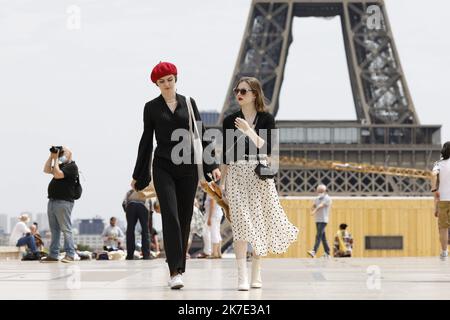 ©PHOTOPQR/LE PARISIEN/olivier corsan ; Paris ; 17/06/2021 ; Paris, Frankreich, le 17 juin 2021. Au Trocadéro devant la Tour Eiffel, les Français peuvent enfin ne plus mettre le Masque en extérieur Suite aux annonces du gouvernement alors que la pandémie du COVID-19 ou coronavirus recule. - 2021/06/17. Im Jardin des Tuileries könnten die Franzosen endlich aufhören, die Maske im Freien zu tragen, nachdem die Regierung angekündigt hat, während die COVID-19-Pandemie zurückgeht. Stockfoto