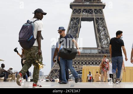 ©PHOTOPQR/LE PARISIEN/olivier corsan ; Paris ; 17/06/2021 ; Paris, Frankreich, le 17 juin 2021. Au Trocadéro devant la Tour Eiffel, les Français peuvent enfin ne plus mettre le Masque en extérieur Suite aux annonces du gouvernement alors que la pandémie du COVID-19 ou coronavirus recule. - 2021/06/17. Im Jardin des Tuileries könnten die Franzosen endlich aufhören, die Maske im Freien zu tragen, nachdem die Regierung angekündigt hat, während die COVID-19-Pandemie zurückgeht. Stockfoto