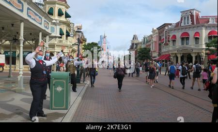 ©PHOTOPQR/LE PARISIEN/Hendrik Delaire ; Chessy ; 17/06/2021 ; Chessy (Marne-la-Vallée), jeudi 17 juin 2021. A l'occasion de la réouverture de Disneyland Paris, les salariés ont fait une haie d'honneur pour les premiers visiteurs. - Chessy, Frankreich, juni 17. 2021. Wiedereröffnung des France Disneyland Resort Stockfoto