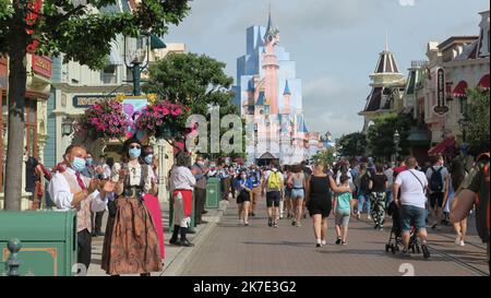 ©PHOTOPQR/LE PARISIEN/Hendrik Delaire ; Chessy ; 17/06/2021 ; Chessy (Marne-la-Vallée), jeudi 17 juin 2021. A l'occasion de la réouverture de Disneyland Paris, les salariés ont fait une haie d'honneur pour les premiers visiteurs. - Chessy, Frankreich, juni 17. 2021. Wiedereröffnung des France Disneyland Resort Stockfoto