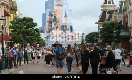 ©PHOTOPQR/LE PARISIEN/Hendrik Delaire ; Chessy ; 17/06/2021 ; Chessy (Marne-la-Vallée), jeudi 17 juin 2021. A l'occasion de la réouverture de Disneyland Paris, les salariés ont fait une haie d'honneur pour les premiers visiteurs. - Chessy, Frankreich, juni 17. 2021. Wiedereröffnung des France Disneyland Resort Stockfoto