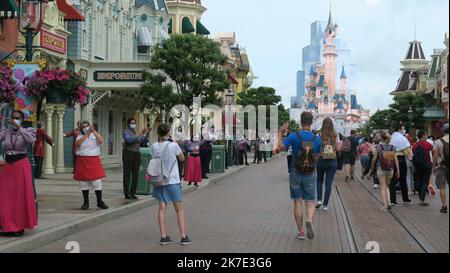 ©PHOTOPQR/LE PARISIEN/Hendrik Delaire ; Chessy ; 17/06/2021 ; Chessy (Marne-la-Vallée), jeudi 17 juin 2021. A l'occasion de la réouverture de Disneyland Paris, les salariés ont fait une haie d'honneur pour les premiers visiteurs. - Chessy, Frankreich, juni 17. 2021. Wiedereröffnung des France Disneyland Resort Stockfoto