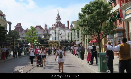 ©PHOTOPQR/LE PARISIEN/Hendrik Delaire ; Chessy ; 17/06/2021 ; Chessy (Chessy (Marne-la-Vallée), jeudi 17 juin 2021. A l'occasion de la réouverture de Disneyland Paris, les salariés ont fait une haie d'honneur pour les premiers visiteurs. - Chessy, Frankreich, juni 17. 2021. Wiedereröffnung des France Disneyland Resort Stockfoto