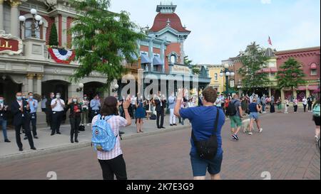 ©PHOTOPQR/LE PARISIEN/Hendrik Delaire ; Chessy ; 17/06/2021 ; Chessy (Marne-la-Vallée), jeudi 17 juin 2021. A l'occasion de la réouverture de Disneyland Paris, les salariés ont fait une haie d'honneur pour les premiers visiteurs. - Chessy, Frankreich, juni 17. 2021. Wiedereröffnung des France Disneyland Resort Stockfoto