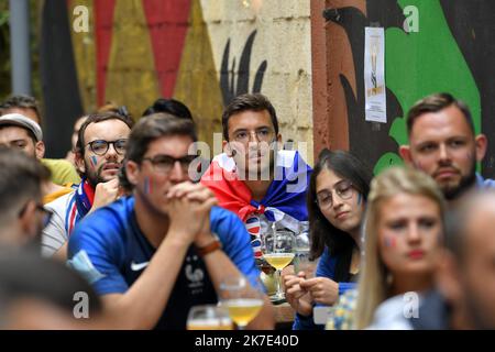 ©PHOTOPQR/VOIX DU NORD/FLORENT MOREAU ; 19/06/2021 ; LILLE, LE 19.06.2021. Le Match Hongrie - Frankreich vu depuis les Bars de Lille. ICI la Luck rue princesse. FOTO FLORENT MOREAU LA VOIX DU NORD - JUNI 19TH 2021. Französische Fans vor dem Fernseher während des UEFA euro2020-Spiels zwischen Ungarn und Frankreich Stockfoto