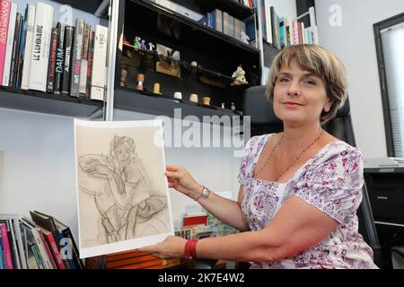 ©PHOTOPQR/LA PROVENCE/DUCLET Stéphane ; Manosque ; 21/06/2021 ; Découverte d'une esquisse rare d'Henri Matisse à Manosque . MIS aux enchères le 26 juin prochain, le Portrait est estimé à plus de 300 000 Euro. CI-contre, Jennifer Primpied Rolland, kommissare Priseur. Manosque, Frankreich, juni 21. 2021 Entdeckung einer seltenen Skizze von Henri Matisse in Manosque. Das am 26. Juni versteigerte Porträt wird auf über 300.000 Euro geschätzt. Gegenüber Jennifer Primpied Rolland, Auktionistin. Stockfoto