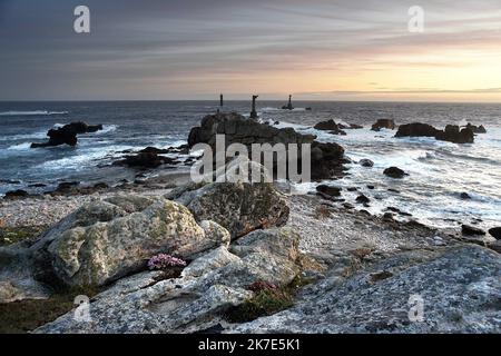 ©PHOTOPQR/OUEST FRANKREICH/Marc Ollivier ; Ouessant ; 18/06/2021 ; La Côte sud de Ouessant : la baie de Pen ar Roc’h et ses falaises perchées à plus de 40m au-dessus de la mer , les plus hautes et les plus sauvages du Léon . L'île d'Ouessant est une île aux allures sauvages. L'île se trouve à vingt kilomètres de la Côte ouest du Finistère en Bretagne. - Ouessant Island, eine felsige Insel im Département Finistère, an der westlichen Spitze der Bretagne, Westfrankreich. Stockfoto