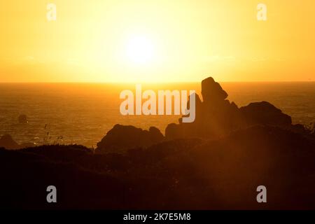 ©PHOTOPQR/OUEST FRANKREICH/Marc Ollivier ; Ouessant ; 18/06/2021 ; La Côte sud de Ouessant : la baie de Pen ar Roc’h et ses falaises perchées à plus de 40m au-dessus de la mer , les plus hautes et les plus sauvages du Léon . L'île d'Ouessant est une île aux allures sauvages. L'île se trouve à vingt kilomètres de la Côte ouest du Finistère en Bretagne. - Ouessant Island, eine felsige Insel im Département Finistère, an der westlichen Spitze der Bretagne, Westfrankreich. Stockfoto