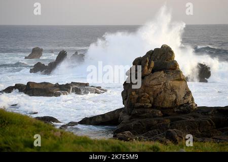 ©PHOTOPQR/OUEST FRANKREICH/Marc Ollivier ; Ouessant ; 18/06/2021 ; La Côte sud de Ouessant : la baie de Pen ar Roc’h et ses falaises perchées à plus de 40m au-dessus de la mer , les plus hautes et les plus sauvages du Léon . L'île d'Ouessant est une île aux allures sauvages. L'île se trouve à vingt kilomètres de la Côte ouest du Finistère en Bretagne. - Ouessant Island, eine felsige Insel im Département Finistère, an der westlichen Spitze der Bretagne, Westfrankreich. Stockfoto