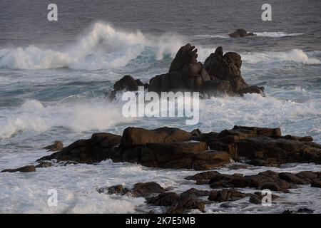 ©PHOTOPQR/OUEST FRANKREICH/Marc Ollivier ; Ouessant ; 18/06/2021 ; La Côte sud de Ouessant : la baie de Pen ar Roc’h et ses falaises perchées à plus de 40m au-dessus de la mer , les plus hautes et les plus sauvages du Léon . L'île d'Ouessant est une île aux allures sauvages. L'île se trouve à vingt kilomètres de la Côte ouest du Finistère en Bretagne. - Ouessant Island, eine felsige Insel im Département Finistère, an der westlichen Spitze der Bretagne, Westfrankreich. Stockfoto