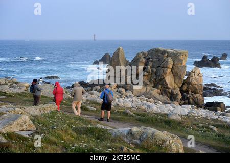 ©PHOTOPQR/OUEST FRANKREICH/Marc Ollivier ; Ouessant ; 18/06/2021 ; La Côte sud de Ouessant : la baie de Pen ar Roc’h et ses falaises perchées à plus de 40m au-dessus de la mer , les plus hautes et les plus sauvages du Léon . L'île d'Ouessant est une île aux allures sauvages. L'île se trouve à vingt kilomètres de la Côte ouest du Finistère en Bretagne. - Ouessant Island, eine felsige Insel im Département Finistère, an der westlichen Spitze der Bretagne, Westfrankreich. Stockfoto