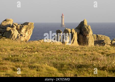 ©PHOTOPQR/OUEST FRANKREICH/Marc Ollivier ; Ouessant ; 18/06/2021 ; La Côte sud de Ouessant : la baie de Pen ar Roc’h et ses falaises perchées à plus de 40m au-dessus de la mer , les plus hautes et les plus sauvages du Léon . L'île d'Ouessant est une île aux allures sauvages. L'île se trouve à vingt kilomètres de la Côte ouest du Finistère en Bretagne. - Ouessant Island, eine felsige Insel im Département Finistère, an der westlichen Spitze der Bretagne, Westfrankreich. Stockfoto