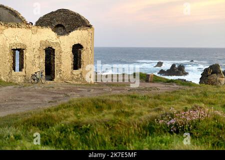 ©PHOTOPQR/OUEST FRANKREICH/Marc Ollivier ; Ouessant ; 18/06/2021 ; La Côte sud de Ouessant : la baie de Pen ar Roc’h et ses falaises perchées à plus de 40m au-dessus de la mer , les plus hautes et les plus sauvages du Léon . L'île d'Ouessant est une île aux allures sauvages. L'île se trouve à vingt kilomètres de la Côte ouest du Finistère en Bretagne. - Ouessant Island, eine felsige Insel im Département Finistère, an der westlichen Spitze der Bretagne, Westfrankreich. Stockfoto