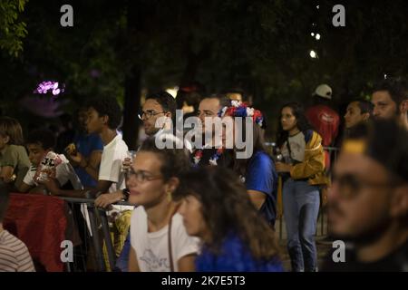 ©Fabiola Guienne / Le Pictorium/MAXPPP - Fabiola Guienne / Le Pictorium - 23/6/2021 - Frankreich / Bouches-du-Rhone / Marseille - Spectateurs lors du match de l'Euro Frankreich/Portugal sur les Terrasses de Marseille. / 23/6/2021 - Frankreich / Bouches-du-Rhone / Marseille - Zuschauer beim Euro France/Portugal-Spiel auf den Terrassen von Marseille. Stockfoto