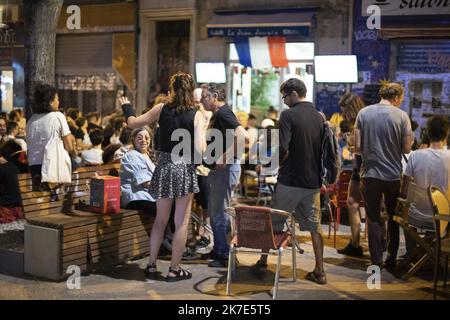 ©Fabiola Guienne / Le Pictorium/MAXPPP - Fabiola Guienne / Le Pictorium - 23/6/2021 - Frankreich / Bouches-du-Rhone / Marseille - Spectateurs lors du match de l'Euro Frankreich/Portugal sur les Terrasses de Marseille. / 23/6/2021 - Frankreich / Bouches-du-Rhone / Marseille - Zuschauer beim Euro France/Portugal-Spiel auf den Terrassen von Marseille. Stockfoto