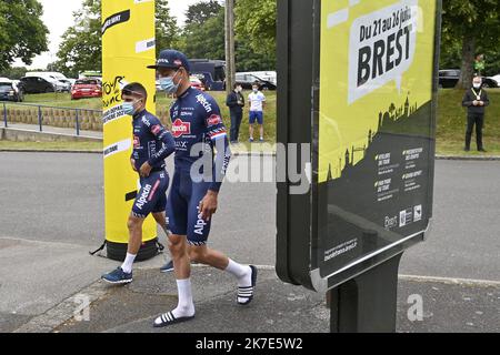 ©PHOTOPQR/OUEST FRANCE/Thomas Besegris / Ouest-France ; Brest ; 24/06/2021 ; Tour de France 2021, départ de Brest (29) Jeudi, deux jours avant le départ. L'équipe Alpecin-Fenix et Mathieu Van der Poel (à droite) Thomas Byregardis / Ouest-France 108. Ausgabe des Radrennens Tour de France, in Brest, Frankreich, Donnerstag, 24. Juni 2021 Stockfoto