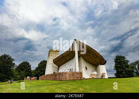 ©PHOTOPQR/L'EST REPUBLICAIN/Lionel VADAM ; Ronchamp ; 24/06/2021 ; Ronchamp le 24/06/2021 - La chapelle Notre-Dame du Haut est une chapelle catholique construite de 1953 à 1955 sur la colline de Bourlémont à Ronchamp en Haute-Saône. Elle est une œuvre de l'architecte franco-suisse Le Corbusier. Elle fait actuellement l'objet d'une Restauration générale. Foto Lionel VADAM - die Kapelle Notre-Dame du Haut ist eine katholische Kapelle, die von 1953 bis 1955 auf dem Hügel von Bourlémont in Ronchamp in Haute-Saône erbaut wurde. Es ist das Werk des französisch-schweizerischen Architekten Le Corbusier. Stockfoto