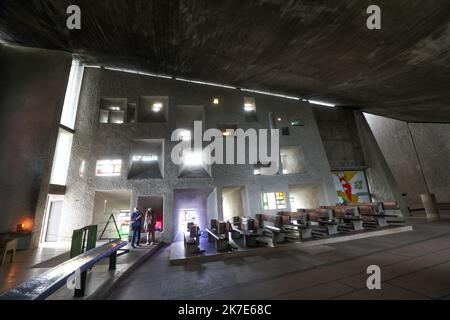 ©PHOTOPQR/L'EST REPUBLICAIN/Lionel VADAM ; Ronchamp ; 24/06/2021 ; Ronchamp le 24/06/2021 - La chapelle Notre-Dame du Haut est une chapelle catholique construite de 1953 à 1955 sur la colline de Bourlémont à Ronchamp en Haute-Saône. Elle est une œuvre de l'architecte franco-suisse Le Corbusier. Elle fait actuellement l'objet d'une Restauration générale. Foto Lionel VADAM - die Kapelle Notre-Dame du Haut ist eine katholische Kapelle, die von 1953 bis 1955 auf dem Hügel von Bourlémont in Ronchamp in Haute-Saône erbaut wurde. Es ist das Werk des französisch-schweizerischen Architekten Le Corbusier. Stockfoto