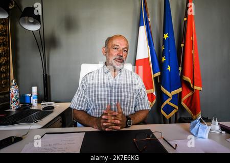 Â©PHOTOPQR/LE MIDI LIBRE/MIKAEL ANISSET ; BAGNOLS ; 25/06/2021 ; PHOTOPQR / MIDI LIBRE / MIKAEL ANISSET PORTRAIT / JEAN YVES CHAPELET / MAIRE DE BAGNOLS SUR CEZE ET AMI DE LA FAMILLE TRONCHE / LUCAS TRONCHE / Le maire de Bagnols-sur-CÃ¨ze entre tristesse et sidÃ©ration aprÃ¨s la dÃ©couverte du Corps de Lucas Tronche on France Bleu Gard LozÃ¨re, Der Bürgermeister von Bagnols-sur-CÃ¨ze Jean-Yves Chapelet zeugt von seiner Kenntnis der Gegend, in der menschliche Überreste gefunden wurden. â € œItâ €™s in der Nähe Sektor, die wir sehr gut kennen. Es war Gegenstand der ersten Forschung. Oft gingen Patrouillen dort vorbei. It Stockfoto