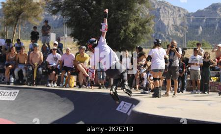 ©Fabiola Guienne / Le Pictorium/MAXPPP - Fabiola Guienne / Le Pictorium - 25/6/2020 - Frankreich / Provence-Alpes-Cote d'Azur / Marseille - Competition Pro Bowl Contest au Bowl de l'Escale Borely a Marseille. Le Pro Bowl Contest est le Festival des Sports Freestyle qui rassemble sur 2 jours les meilleurs Riders internationaux en Roller et Trottinette Freestyle, dans 10 Kategorien Profis et amateuren / 25/6/2020 - Frankreich / Provence-Alpes-Cote d'Azur / Marseille - Pro Bowl Contest beim Escale Borely in Marseille. Der Pro Bowl Contest ist das Festival des Freestyle Sports, das die Besten zusammenbringt Stockfoto