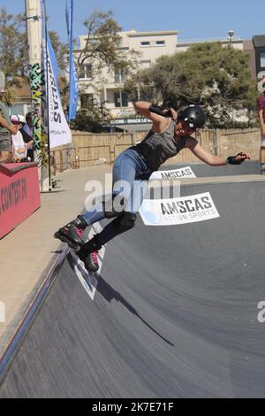 ©Fabiola Guienne / Le Pictorium/MAXPPP - Fabiola Guienne / Le Pictorium - 25/6/2020 - Frankreich / Provence-Alpes-Cote d'Azur / Marseille - Competition Pro Bowl Contest au Bowl de l'Escale Borely a Marseille. Le Pro Bowl Contest est le Festival des Sports Freestyle qui rassemble sur 2 jours les meilleurs Riders internationaux en Roller et Trottinette Freestyle, dans 10 Kategorien Profis et amateuren / 25/6/2020 - Frankreich / Provence-Alpes-Cote d'Azur / Marseille - Pro Bowl Contest beim Escale Borely in Marseille. Der Pro Bowl Contest ist das Festival des Freestyle Sports, das die Besten zusammenbringt Stockfoto