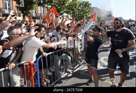 ©PHOTOPQR/LA DEPECHE DU MIDI/MICHEL VIALA ; TOULOUSE ; 26/06/2021 ; ALLES JEAN JAURES LE RETOUR DES JOUEURS DU STADE TOULOUSAIN AVEC LE BOUCLIER ET LA Coupe D'EUROPE die Spieler von Toulouse ziehen einen Tag nach dem Sieg des Teams im Finale der französischen Rugby-Union-Meisterschaft der Top 14 am 26. Juni in Toulouse im Südwesten Frankreichs durch die Straßen von Toulouse. 2021. Stockfoto