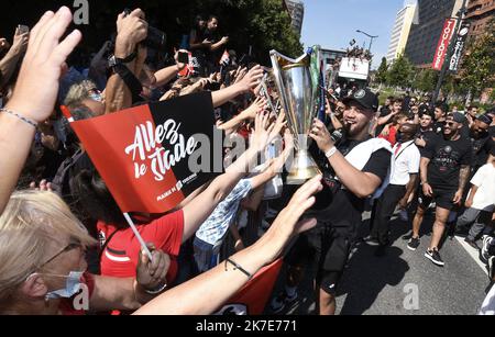 ©PHOTOPQR/LA DEPECHE DU MIDI/MICHEL VIALA ; TOULOUSE ; 26/06/2021 ; ALLES JEAN JAURES LE RETOUR DES JOUEURS DU STADE TOULOUSAIN AVEC LE BOUCLIER ET LA Coupe D'EUROPE die Spieler von Toulouse ziehen einen Tag nach dem Sieg des Teams im Finale der französischen Rugby-Union-Meisterschaft der Top 14 am 26. Juni in Toulouse im Südwesten Frankreichs durch die Straßen von Toulouse. 2021. Stockfoto