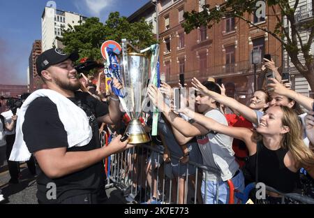 ©PHOTOPQR/LA DEPECHE DU MIDI/MICHEL VIALA ; TOULOUSE ; 26/06/2021 ; ALLES JEAN JAURES LE RETOUR DES JOUEURS DU STADE TOULOUSAIN AVEC LE BOUCLIER ET LA Coupe D'EUROPE die Spieler von Toulouse ziehen einen Tag nach dem Sieg des Teams im Finale der französischen Rugby-Union-Meisterschaft der Top 14 am 26. Juni in Toulouse im Südwesten Frankreichs durch die Straßen von Toulouse. 2021. Stockfoto