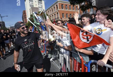 ©PHOTOPQR/LA DEPECHE DU MIDI/MICHEL VIALA ; TOULOUSE ; 26/06/2021 ; ALLES JEAN JAURES LE RETOUR DES JOUEURS DU STADE TOULOUSAIN AVEC LE BOUCLIER ET LA Coupe D'EUROPE die Spieler von Toulouse ziehen einen Tag nach dem Sieg des Teams im Finale der französischen Rugby-Union-Meisterschaft der Top 14 am 26. Juni in Toulouse im Südwesten Frankreichs durch die Straßen von Toulouse. 2021. Stockfoto