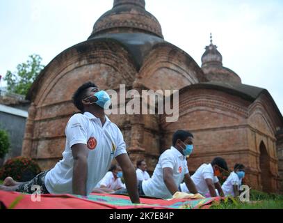 ©Abhisek Saha / Le Pictorium/MAXPPP - Abhisek Saha / Le Pictorium - 21/6/2021 - Inde / Udaipur - des personnes pratiquent le Yoga devant le Gunavati Group Temple, un Monument protege au Niveau Central, organize par l'Archaeological Survey of India, a l'occasion de la Journee internationale du Yoga a Udaipur, A 50 km d'Agaratala. / 21/6/2021 - Indien / Udaipur - vor dem Gunavati Group Tempel, einem zentral geschützten Denkmal, veranstaltet von Archaeological Survey of India, anlässlich des Internationalen Yoga-Tages in Udaipur, 50 km von Agaratala entfernt. Stockfoto