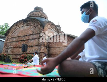 ©Abhisek Saha / Le Pictorium/MAXPPP - Abhisek Saha / Le Pictorium - 21/6/2021 - Inde / Udaipur - des personnes pratiquent le Yoga devant le Gunavati Group Temple, un Monument protege au Niveau Central, organize par l'Archaeological Survey of India, a l'occasion de la Journee internationale du Yoga a Udaipur, A 50 km d'Agaratala. / 21/6/2021 - Indien / Udaipur - vor dem Gunavati Group Tempel, einem zentral geschützten Denkmal, veranstaltet von Archaeological Survey of India, anlässlich des Internationalen Yoga-Tages in Udaipur, 50 km von Agaratala entfernt. Stockfoto