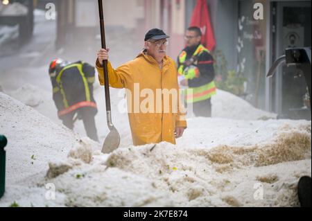 ©PHOTOPQR/L'EST REPUBLICAIN/ ; PLOMBIERES-LES-BAINS ; 29/06/2021 ; PLOMBIERES-LES-BAINS le 29/06/2021 : UN violent orage de grêle s’est abattu sur Plombiéres-les-Bains *** Foto VOSGES MATIN, J. HUMBRECHT *** Hagelsturm im Departement Vogesen Frankreich, juni 29 2021 Stockfoto