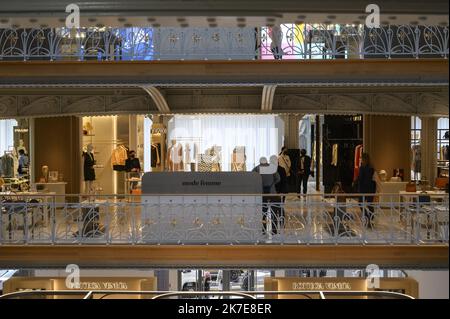 ©Julien Mattia / Le Pictorium/MAXPPP - Julien Mattia / Le Pictorium - 26/6/2021 - Frankreich / Ile-de-France / Paris - des centaines de personnes font la queue lors du Premier week-end de reouverture de la samaritaine a Paris, pour decouvrir les Renovation faites par le groupe LVMH. / 26/6/2021 - Frankreich / Ile-de-France (Region) / Paris - am ersten Wochenende der Wiedereröffnung der Samaritaine in Paris stehen Hunderte von Menschen an, um die Renovierungen der LVMH-Gruppe zu entdecken. Stockfoto