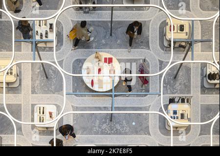 ©Julien Mattia / Le Pictorium/MAXPPP - Julien Mattia / Le Pictorium - 26/6/2021 - Frankreich / Ile-de-France / Paris - des centaines de personnes font la queue lors du Premier week-end de reouverture de la samaritaine a Paris, pour decouvrir les Renovation faites par le groupe LVMH. / 26/6/2021 - Frankreich / Ile-de-France (Region) / Paris - am ersten Wochenende der Wiedereröffnung der Samaritaine in Paris stehen Hunderte von Menschen an, um die Renovierungen der LVMH-Gruppe zu entdecken. Stockfoto