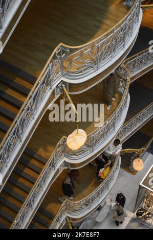 ©Julien Mattia / Le Pictorium/MAXPPP - Julien Mattia / Le Pictorium - 26/6/2021 - Frankreich / Ile-de-France / Paris - des centaines de personnes font la queue lors du Premier week-end de reouverture de la samaritaine a Paris, pour decouvrir les Renovation faites par le groupe LVMH. / 26/6/2021 - Frankreich / Ile-de-France (Region) / Paris - am ersten Wochenende der Wiedereröffnung der Samaritaine in Paris stehen Hunderte von Menschen an, um die Renovierungen der LVMH-Gruppe zu entdecken. Stockfoto
