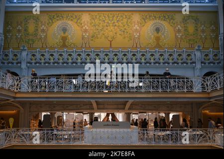 ©Julien Mattia / Le Pictorium/MAXPPP - Julien Mattia / Le Pictorium - 26/6/2021 - Frankreich / Ile-de-France / Paris - des centaines de personnes font la queue lors du Premier week-end de reouverture de la samaritaine a Paris, pour decouvrir les Renovation faites par le groupe LVMH. / 26/6/2021 - Frankreich / Ile-de-France (Region) / Paris - am ersten Wochenende der Wiedereröffnung der Samaritaine in Paris stehen Hunderte von Menschen an, um die Renovierungen der LVMH-Gruppe zu entdecken. Stockfoto