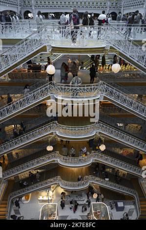 ©Julien Mattia / Le Pictorium/MAXPPP - Julien Mattia / Le Pictorium - 26/6/2021 - Frankreich / Ile-de-France / Paris - des centaines de personnes font la queue lors du Premier week-end de reouverture de la samaritaine a Paris, pour decouvrir les Renovation faites par le groupe LVMH. / 26/6/2021 - Frankreich / Ile-de-France (Region) / Paris - am ersten Wochenende der Wiedereröffnung der Samaritaine in Paris stehen Hunderte von Menschen an, um die Renovierungen der LVMH-Gruppe zu entdecken. Stockfoto