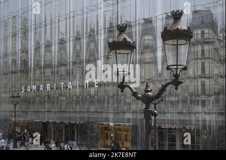 ©Julien Mattia / Le Pictorium/MAXPPP - Julien Mattia / Le Pictorium - 26/6/2021 - Frankreich / Ile-de-France / Paris - des centaines de personnes font la queue lors du Premier week-end de reouverture de la samaritaine a Paris, pour decouvrir les Renovation faites par le groupe LVMH. / 26/6/2021 - Frankreich / Ile-de-France (Region) / Paris - am ersten Wochenende der Wiedereröffnung der Samaritaine in Paris stehen Hunderte von Menschen an, um die Renovierungen der LVMH-Gruppe zu entdecken. Stockfoto