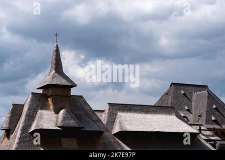 Detail eines traditionellen Kirchendachs in Maramures, Rumänien. Das Dach besteht aus Holzschindeln. Stockfoto