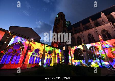 ©PHOTOPQR/L'EST REPUBLICAIN/ALEXANDRE MARCHI ; TOUL ; 01/07/2021 ; PATRIMOINE - HISTOIRE - 800 ANS DE LA CATHEDRALE SAINT ETIENNE - SON ET LUMIERE - SPECTACLE - LE CLOITRE. Toul 1er Juillet 2021. 'Alpha et Oméga', la nouvelle mise en Lumière intérieure de la cathédrale Saint-Etienne de Toul avec son ambiance sonore. Une fresque Haute en couleurs, renouvelée chaque soir de représentation, à découvrir en déambulation libre pour les 800 ans de la cathédrale. FOTO Alexandre MARCHI. - 800 JAHRE KATHEDRALE VON SAINT ETIENNE. Stockfoto