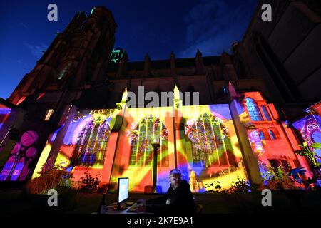 ©PHOTOPQR/L'EST REPUBLICAIN/ALEXANDRE MARCHI ; TOUL ; 01/07/2021 ; PATRIMOINE - HISTOIRE - 800 ANS DE LA CATHEDRALE SAINT ETIENNE - SON ET LUMIERE - SPECTACLE - LE CLOITRE. Toul 1er Juillet 2021. 'Alpha et Oméga', la nouvelle mise en Lumière intérieure de la cathédrale Saint-Etienne de Toul avec son ambiance sonore. Une fresque Haute en couleurs, renouvelée chaque soir de représentation, à découvrir en déambulation libre pour les 800 ans de la cathédrale. FOTO Alexandre MARCHI. - 800 JAHRE KATHEDRALE VON SAINT ETIENNE. Stockfoto