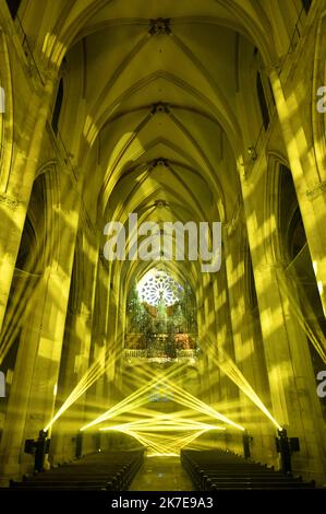 ©PHOTOPQR/L'EST REPUBLICAIN/ALEXANDRE MARCHI ; TOUL ; 01/07/2021 ; PATRIMOINE - HISTOIRE - 800 ANS DE LA CATHEDRALE SAINT ETIENNE - SON ET LUMIERE - SPECTACLE - LE GRAND ORGUE. Toul 1er Juillet 2021. 'Alpha et Oméga', la nouvelle mise en Lumière intérieure de la cathédrale Saint-Etienne de Toul avec son ambiance sonore. Une fresque Haute en couleurs, renouvelée chaque soir de représentation, à découvrir en déambulation libre pour les 800 ans de la cathédrale. FOTO Alexandre MARCHI. - 800 JAHRE KATHEDRALE VON SAINT ETIENNE. Stockfoto