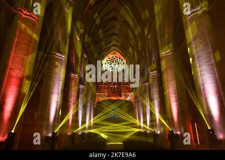 ©PHOTOPQR/L'EST REPUBLICAIN/ALEXANDRE MARCHI ; TOUL ; 01/07/2021 ; PATRIMOINE - HISTOIRE - 800 ANS DE LA CATHEDRALE SAINT ETIENNE - SON ET LUMIERE - SPECTACLE - LE GRAND ORGUE. Toul 1er Juillet 2021. 'Alpha et Oméga', la nouvelle mise en Lumière intérieure de la cathédrale Saint-Etienne de Toul avec son ambiance sonore. Une fresque Haute en couleurs, renouvelée chaque soir de représentation, à découvrir en déambulation libre pour les 800 ans de la cathédrale. FOTO Alexandre MARCHI. - 800 JAHRE KATHEDRALE VON SAINT ETIENNE. Stockfoto