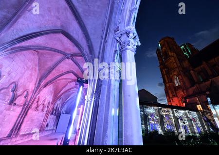 ©PHOTOPQR/L'EST REPUBLICAIN/ALEXANDRE MARCHI ; TOUL ; 01/07/2021 ; PATRIMOINE - HISTOIRE - 800 ANS DE LA CATHEDRALE SAINT ETIENNE - SON ET LUMIERE - SPECTACLE - LE CLOITRE. Toul 1er Juillet 2021. 'Alpha et Oméga', la nouvelle mise en Lumière intérieure de la cathédrale Saint-Etienne de Toul avec son ambiance sonore. Une fresque Haute en couleurs, renouvelée chaque soir de représentation, à découvrir en déambulation libre pour les 800 ans de la cathédrale. FOTO Alexandre MARCHI. - 800 JAHRE KATHEDRALE VON SAINT ETIENNE. Stockfoto