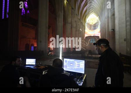 ©PHOTOPQR/L'EST REPUBLICAIN/ALEXANDRE MARCHI ; TOUL ; 01/07/2021 ; PATRIMOINE - HISTOIRE - 800 ANS DE LA CATHEDRALE SAINT ETIENNE - SON ET LUMIERE - SPECTACLE. Toul 1er Juillet 2021. 'Alpha et Oméga', la nouvelle mise en Lumière intérieure de la cathédrale Saint-Etienne de Toul avec son ambiance sonore. Une fresque Haute en couleurs, renouvelée chaque soir de représentation, à découvrir en déambulation libre pour les 800 ans de la cathédrale. FOTO Alexandre MARCHI. - 800 JAHRE KATHEDRALE VON SAINT ETIENNE. Stockfoto