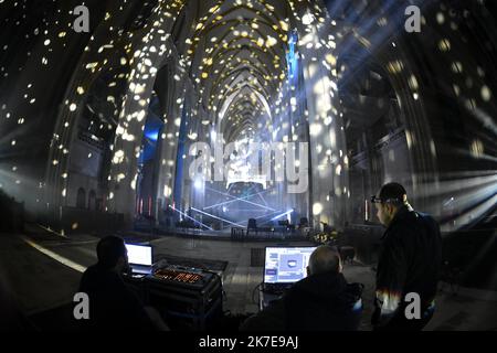 ©PHOTOPQR/L'EST REPUBLICAIN/ALEXANDRE MARCHI ; TOUL ; 01/07/2021 ; PATRIMOINE - HISTOIRE - 800 ANS DE LA CATHEDRALE SAINT ETIENNE - SON ET LUMIERE - SPECTACLE. Toul 1er Juillet 2021. 'Alpha et Oméga', la nouvelle mise en Lumière intérieure de la cathédrale Saint-Etienne de Toul avec son ambiance sonore. Une fresque Haute en couleurs, renouvelée chaque soir de représentation, à découvrir en déambulation libre pour les 800 ans de la cathédrale. FOTO Alexandre MARCHI. - 800 JAHRE KATHEDRALE VON SAINT ETIENNE. Stockfoto