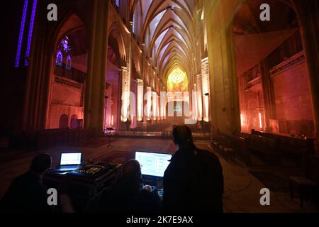 ©PHOTOPQR/L'EST REPUBLICAIN/ALEXANDRE MARCHI ; TOUL ; 01/07/2021 ; PATRIMOINE - HISTOIRE - 800 ANS DE LA CATHEDRALE SAINT ETIENNE - SON ET LUMIERE - SPECTACLE. Toul 1er Juillet 2021. 'Alpha et Oméga', la nouvelle mise en Lumière intérieure de la cathédrale Saint-Etienne de Toul avec son ambiance sonore. Une fresque Haute en couleurs, renouvelée chaque soir de représentation, à découvrir en déambulation libre pour les 800 ans de la cathédrale. FOTO Alexandre MARCHI. - 800 JAHRE KATHEDRALE VON SAINT ETIENNE. Stockfoto