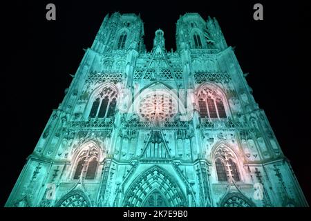 ©PHOTOPQR/L'EST REPUBLICAIN/ALEXANDRE MARCHI ; TOUL ; 01/07/2021 ; PATRIMOINE - HISTOIRE - 800 ANS DE LA CATHEDRALE SAINT ETIENNE - SON ET LUMIERE - SPECTACLE. Toul 1er Juillet 2021. 'Alpha et Oméga', la nouvelle mise en Lumière intérieure de la cathédrale Saint-Etienne de Toul avec son ambiance sonore. Une fresque Haute en couleurs, renouvelée chaque soir de représentation, à découvrir en déambulation libre pour les 800 ans de la cathédrale. FOTO Alexandre MARCHI. - 800 JAHRE KATHEDRALE VON SAINT ETIENNE. Stockfoto